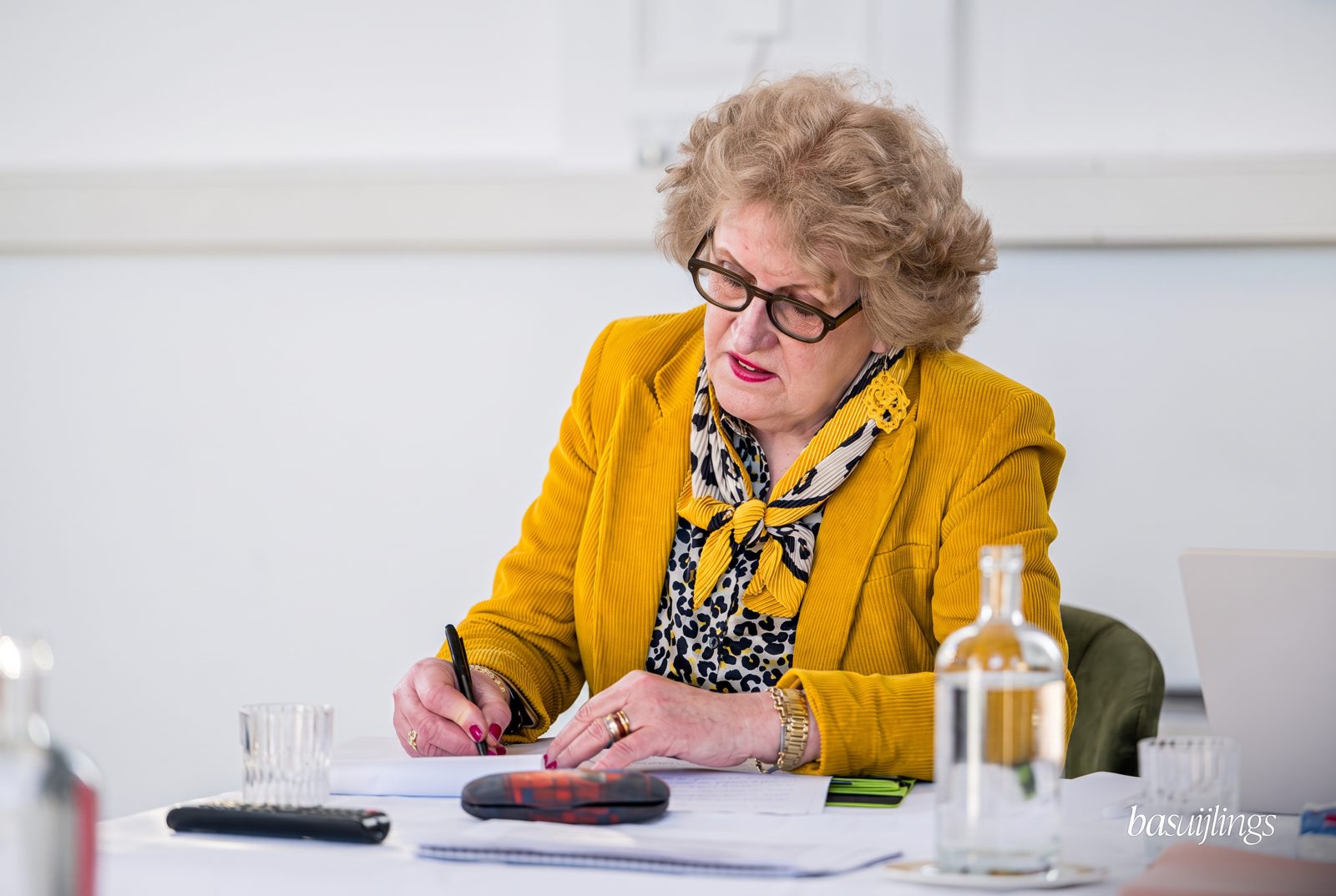 Hanneke Boonstra aan tafel tijdens de voorbereiding van een ceremonie