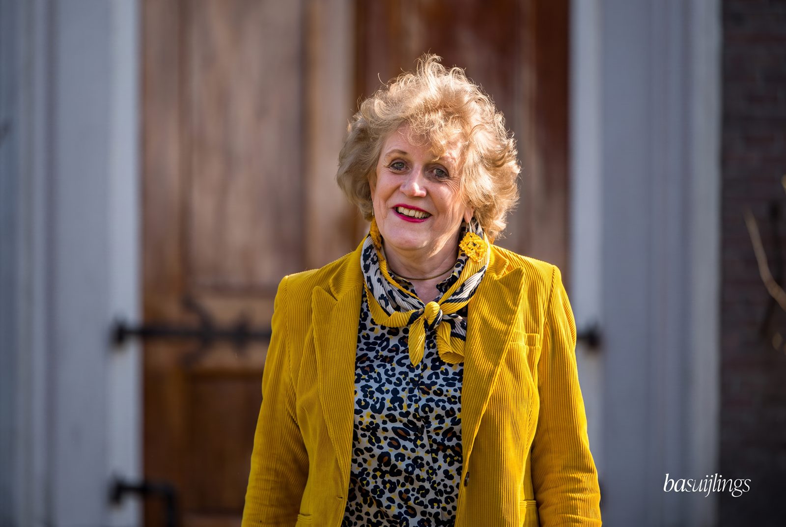 Hanneke Boonstra, trouwambtenaar, buiten voor een historische deur